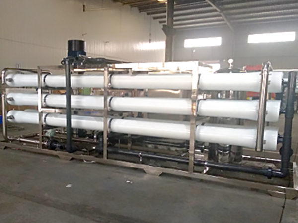 大(dà)型水(shuǐ)處理(lǐ)反滲透設備